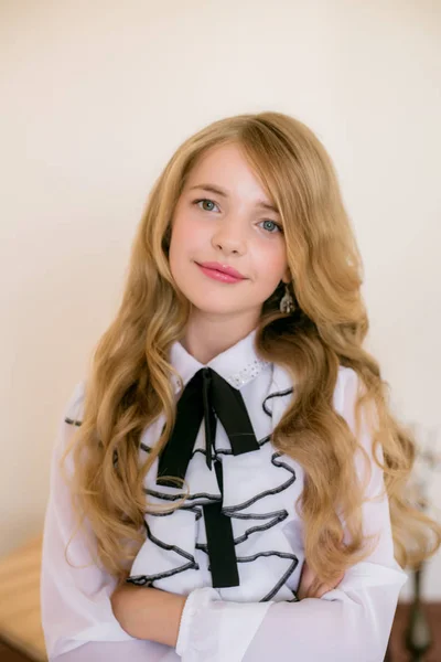 Schattig Meisje Met Lang Blond Krullend Haar School Mode Kleding — Stockfoto