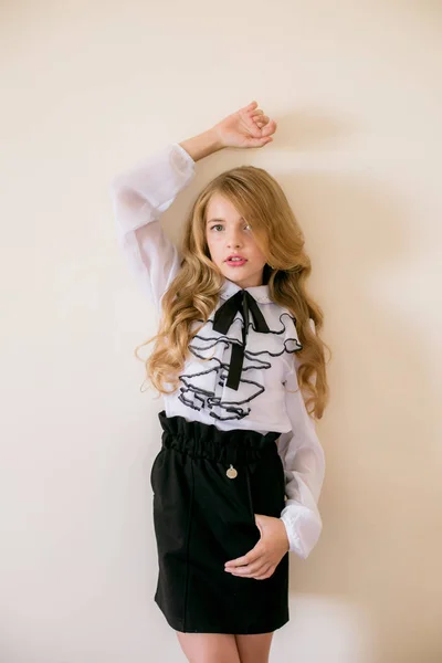 Милая Девушка Длинными Светлыми Вьющимися Волосами Школьной Одежде Школьная Мода — стоковое фото