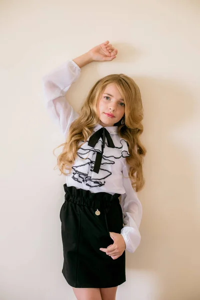 Schattig Meisje Met Lang Blond Krullend Haar School Mode Kleding — Stockfoto