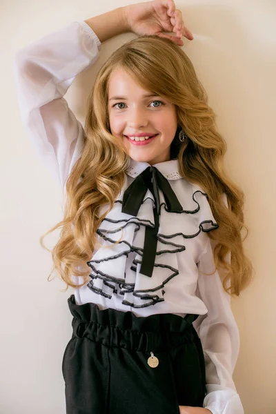 Schattig Meisje Met Lang Blond Krullend Haar School Mode Kleding — Stockfoto
