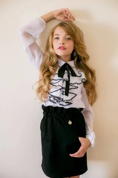 学校のファッション服で長いブロンドの巻き毛を持つかわいい女の子 ヴィンテージエリートスタイルの学校ファッション — ストック写真