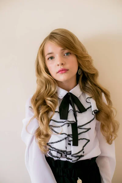 Schattig Meisje Met Lang Blond Krullend Haar School Mode Kleding — Stockfoto