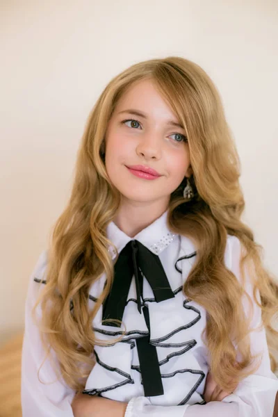 Schattig Meisje Met Lang Blond Krullend Haar School Mode Kleding — Stockfoto