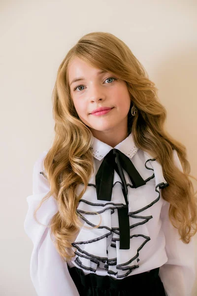 Schattig Meisje Met Lang Blond Krullend Haar School Mode Kleding — Stockfoto