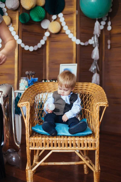 Menino Bonito Seu Primeiro Aniversário Com Uma Barra Doces Balões — Fotografia de Stock