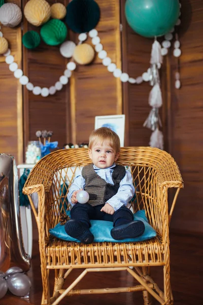Милый Маленький Мальчик Свой Первый День Рождения Шоколадкой Красочными Шариками — стоковое фото