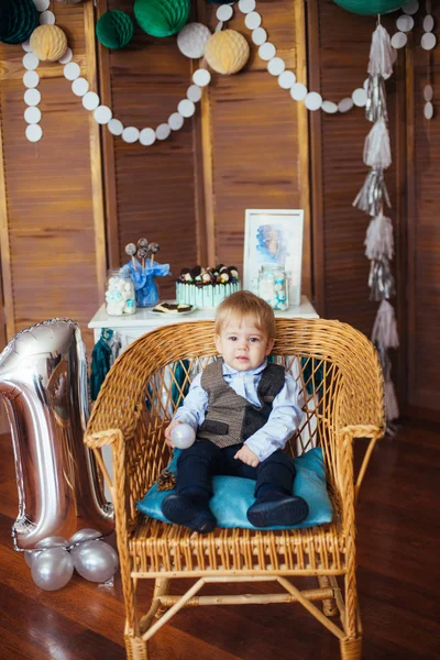 Carino Bambino Suo Primo Compleanno Con Una Barretta Caramelle Palloncini — Foto Stock