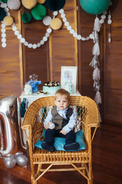 Cute Little Boy Swoje Pierwsze Urodziny Barem Cukierków Kolorowych Balonów — Zdjęcie stockowe