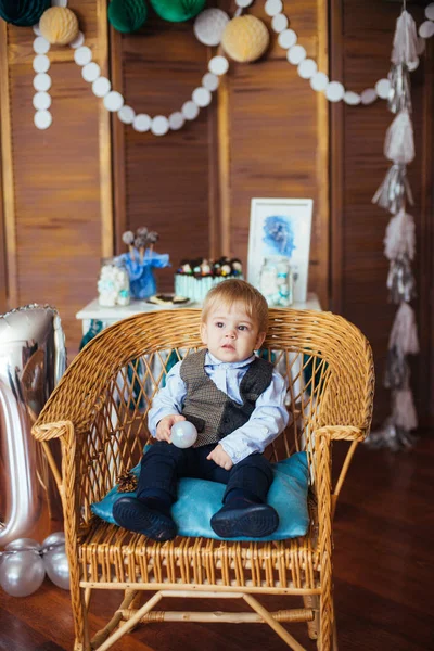 可爱的小男孩在他的第一个生日与糖果棒和五颜六色的气球 — 图库照片