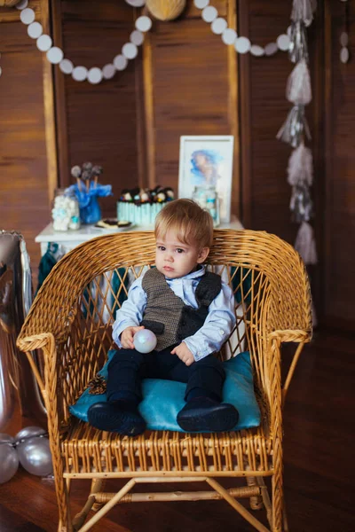 Cute Little Boy Swoje Pierwsze Urodziny Barem Cukierków Kolorowych Balonów — Zdjęcie stockowe