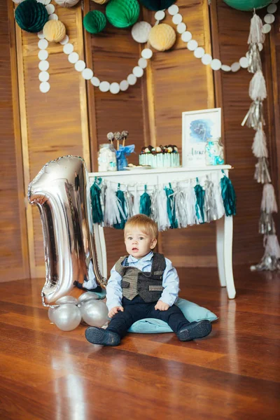 Menino Bonito Seu Primeiro Aniversário Com Uma Barra Doces Balões — Fotografia de Stock