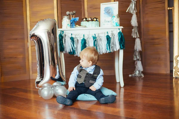 Menino Bonito Seu Primeiro Aniversário Com Uma Barra Doces Balões — Fotografia de Stock