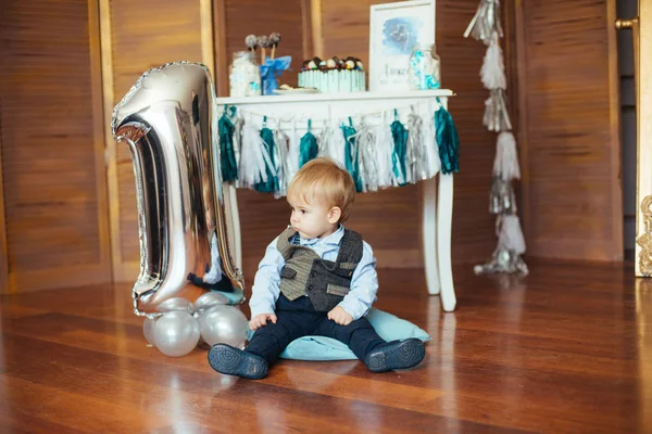 Cute Little Boy Swoje Pierwsze Urodziny Barem Cukierków Kolorowych Balonów — Zdjęcie stockowe