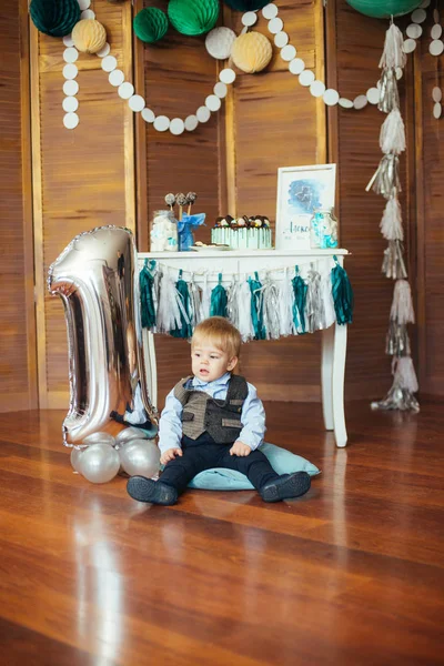 Menino Bonito Seu Primeiro Aniversário Com Uma Barra Doces Balões — Fotografia de Stock