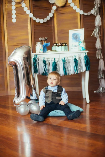 Menino Bonito Seu Primeiro Aniversário Com Uma Barra Doces Balões — Fotografia de Stock