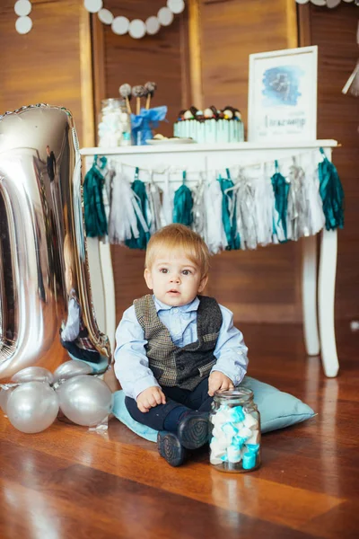 Cute Little Boy Swoje Pierwsze Urodziny Barem Cukierków Kolorowych Balonów — Zdjęcie stockowe