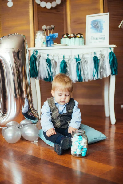 Carino Bambino Suo Primo Compleanno Con Una Barretta Caramelle Palloncini — Foto Stock