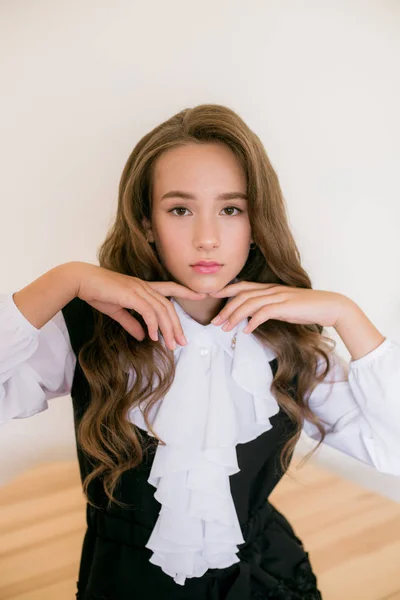 Menina Bonito Com Cabelo Encaracolado Longo Roupas Moda Escola Escola — Fotografia de Stock