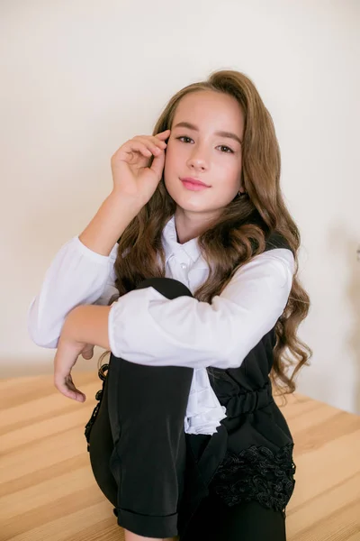 Χαριτωμένο Κορίτσι Μακριά Σγουρά Μαλλιά Στο Σχολείο Ρούχα Μόδας Σχολική — Φωτογραφία Αρχείου