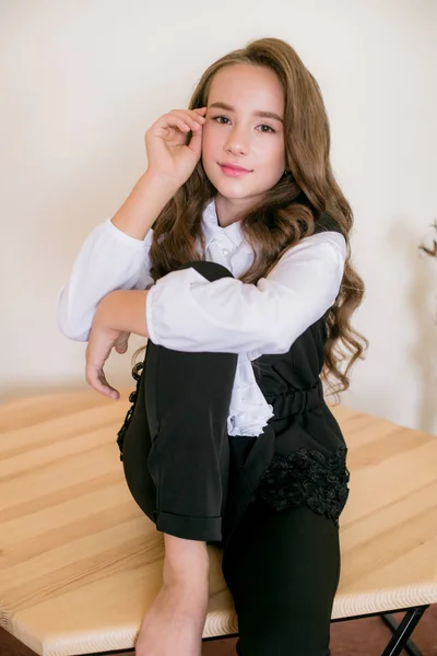 Schattig Meisje Met Lang Krullend Haar School Mode Kleding School — Stockfoto
