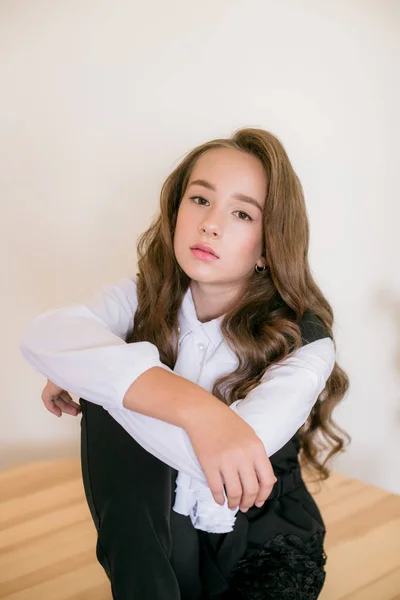 Schattig Meisje Met Lang Krullend Haar School Mode Kleding School — Stockfoto