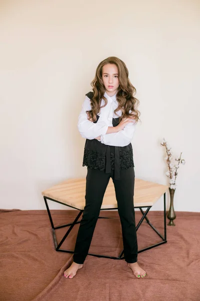 Menina Bonito Com Cabelo Encaracolado Longo Roupas Moda Escola Escola — Fotografia de Stock