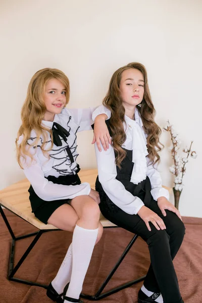 Две Милые Девочки Школьницы Длинными Вьющимися Волосами Модной Школьной Одежде — стоковое фото