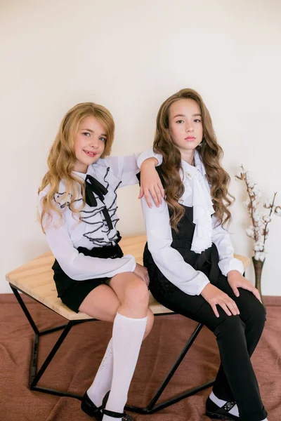Dos Chicas Lindas Colegialas Con Pelo Largo Rizado Ropa Escuela — Foto de Stock