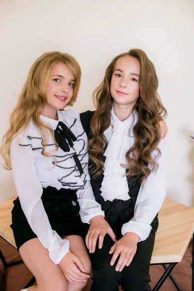 Дві Милі Дівчата Школярки Довгим Кучерявим Волоссям Модному Шкільному Одязі — стокове фото
