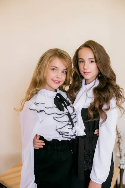 Δύο Χαριτωμένα Κορίτσια Μαθήτριες Μακριά Σγουρά Μαλλιά Μοντέρνα Σχολικά Ρούχα — Φωτογραφία Αρχείου