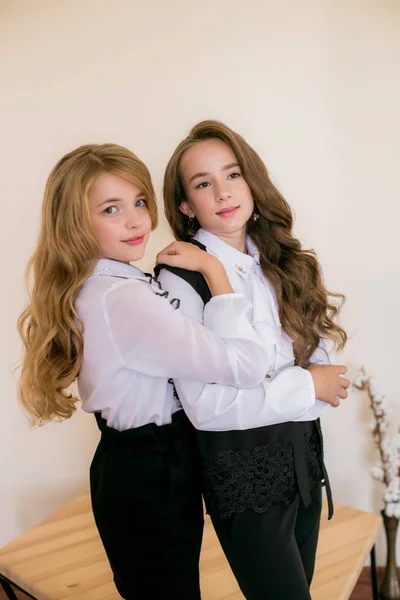 Twee Schattige Meisjes Schoolmeisjes Met Lang Krullend Haar Modieuze School — Stockfoto