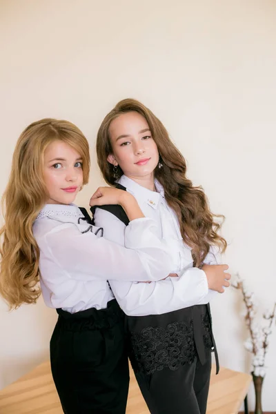 Dvě Milé Dívky Dlouhými Kudrnatými Vlasy Módních Školních Šatech Školní — Stock fotografie