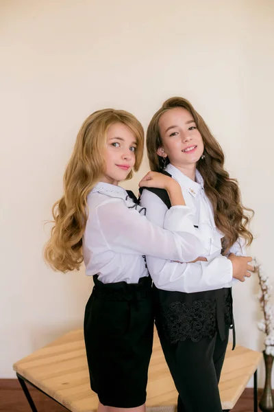 Twee Schattige Meisjes Schoolmeisjes Met Lang Krullend Haar Modieuze School — Stockfoto