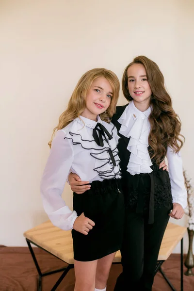 Søde Piger Skolepiger Med Langt Krøllet Hår Moderigtigt Skoletøj Skole - Stock-foto