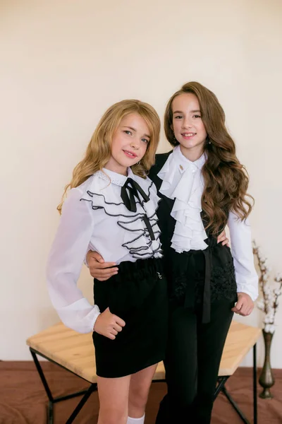 Dwa Słodkie Dziewczyny Uczennice Długimi Kręcone Włosy Modnej Szkole Ubrania — Zdjęcie stockowe