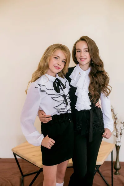 Twee Schattige Meisjes Schoolmeisjes Met Lang Krullend Haar Modieuze School — Stockfoto