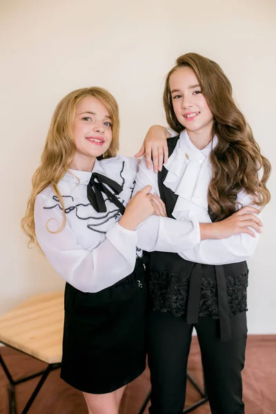 Twee Schattige Meisjes Schoolmeisjes Met Lang Krullend Haar Modieuze School — Stockfoto