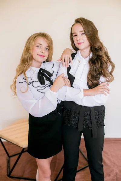 Twee Schattige Meisjes Schoolmeisjes Met Lang Krullend Haar Modieuze School — Stockfoto