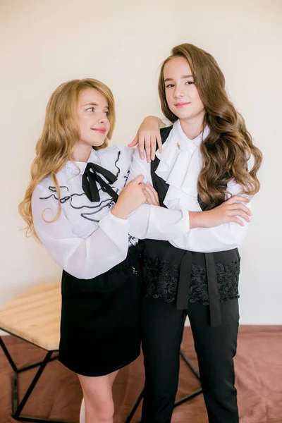 Twee Schattige Meisjes Schoolmeisjes Met Lang Krullend Haar Modieuze School — Stockfoto