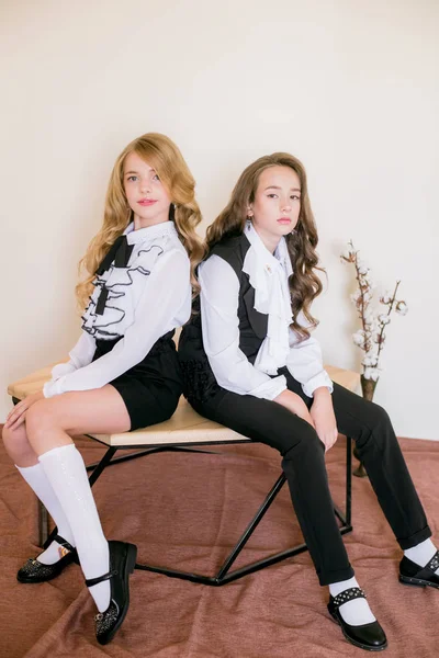 Duas Meninas Bonitas Alunas Com Cabelo Encaracolado Longo Roupas Escola — Fotografia de Stock