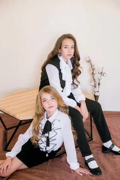 Zwei Süße Mädchen Schulmädchen Mit Langen Lockigen Haaren Modischer Schulkleidung — Stockfoto