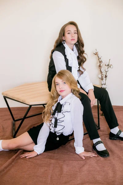 Zwei Süße Mädchen Schulmädchen Mit Langen Lockigen Haaren Modischer Schulkleidung — Stockfoto