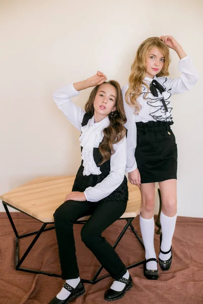 Twee Schattige Meisjes Schoolmeisjes Met Lang Krullend Haar Modieuze School — Stockfoto