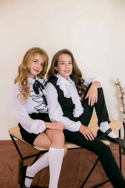 Twee Schattige Meisjes Schoolmeisjes Met Lang Krullend Haar Modieuze School — Stockfoto