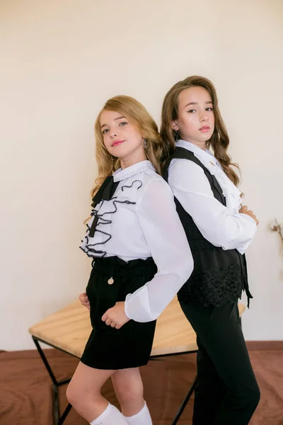 Két Aranyos Lány Iskolás Hosszú Göndör Hajú Divatos Iskolai Ruhákat — Stock Fotó