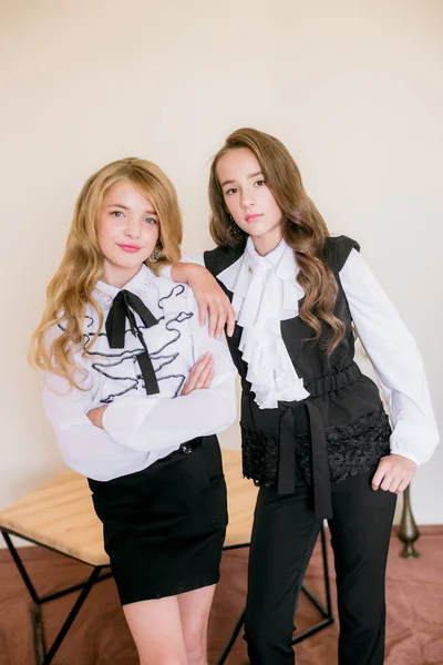 Twee Schattige Meisjes Schoolmeisjes Met Lang Krullend Haar Modieuze School — Stockfoto