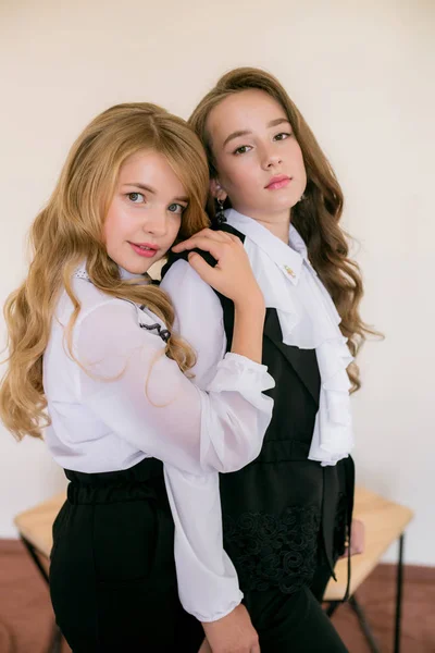 Две Милые Девочки Школьницы Длинными Вьющимися Волосами Модной Школьной Одежде — стоковое фото