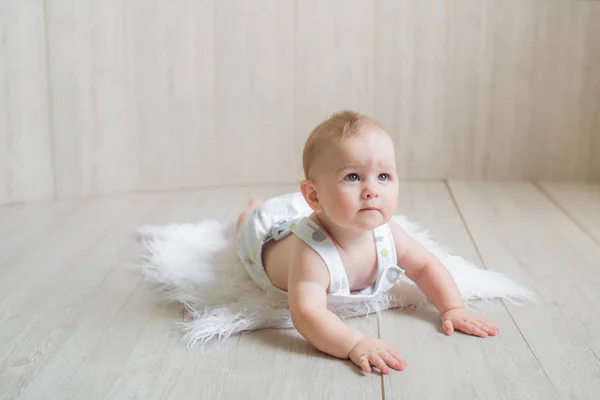 かわいいかわいい新生児は白い敷物の上に横たがあり 最初のエコツリーのおもちゃを果たしています 家族と健康な母性の概念 — ストック写真