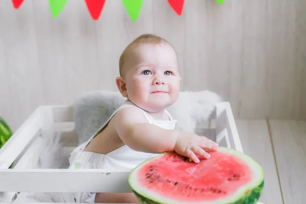 Śliczne Dziecko Jasnym Tle Arbuz Baby Zdjęcie Owocami Zdrowa Karma — Zdjęcie stockowe
