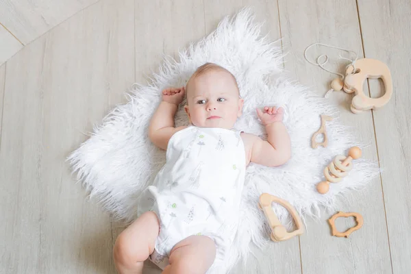 Milé Roztomilé Novorozené Dítě Leží Bílém Koberci Hraje První Ekologické — Stock fotografie